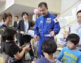 Astronaut Noguchi encourages children in Natori
