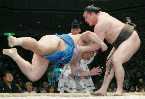 Hakuho beats Okinoumi