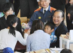 Chinese premier Wen meets Japan's disaster survivors