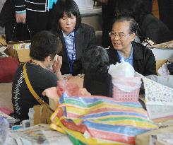 Chinese premier Wen meets Japan's disaster survivors