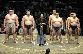 Sumo 'test meet' wraps up