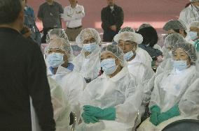 Evacuees from town hosting Fukushima plant visit home