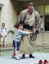 Hakuho visits Futaba residents in Kazo