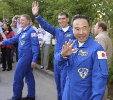 Space crew to board Soyuz