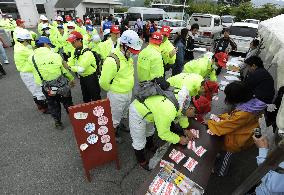 Volunteers in tsunami-hit area