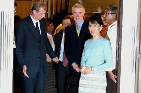 Suu Kyi meets EU delegation