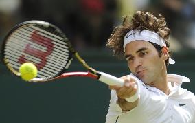 Federer advances to Wimbledon 4th round