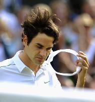 Federer defeated by Tsonga at Wimbledon q'finals