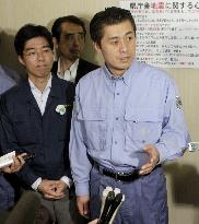 Minister Hosono meets Fukushima gov.