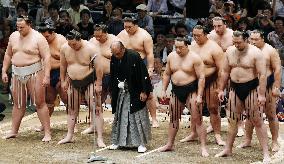 Sumo Nagoya meet begins