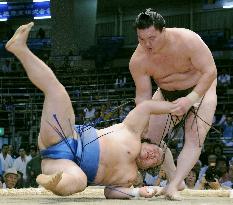 Hakuho rolls over Tosayutaka at Nagoya sumo