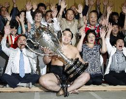 Ozeki Harumafuji wraps up Nagoya title