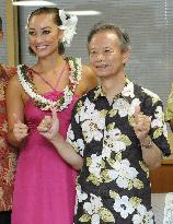 Hawaii delegates visit Japan's Environment Ministry to promote Aloha shirts