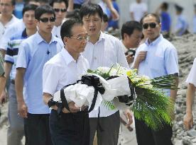Chinese Premier Wen at train accident site