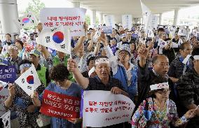 LDP lawmakers depart for Seoul despite entry ban