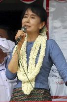 Myanmar's Suu Kyi begins political tour