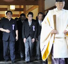 Lawmakers visit Yasukuni Shrine