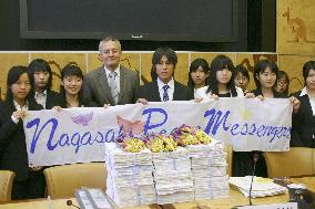 Japanese students present 80,000 signatures for nuke abolition