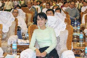 Suu Kyi attends Myanmar gov't workshop
