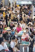 Holidaymakers returning from abroad peak at Narita