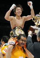 Japan's Shimizu wins super flyweight title