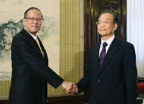 China, Philippines vow to resolve territorial row