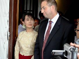U.S. envoy meets Myanmar's Suu Kyi