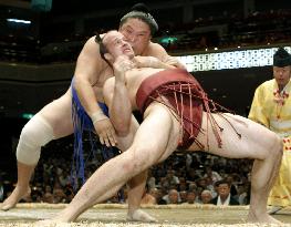 Asasekiryu beats Takanoyama