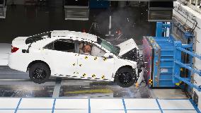 Camry collision test in U.S.
