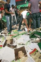 Students burn Gaddafi's books