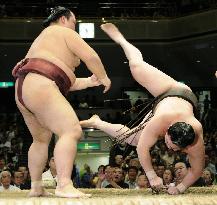Kisenosato beats Hakuho