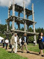 Int'l panel inspects Aomori archaeological site