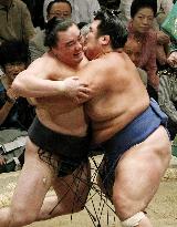 Kotoshogiku beats Harumafuji