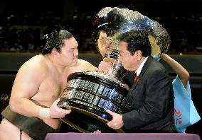 Yokozuna Hakuho wins 20th career title