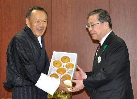 Bhutan PM Thinley visits Fukushima