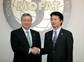Foreign ministers of S. Korea, Japan hold talks