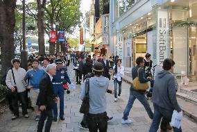 KDDI, Softbank face off over iPhone 4S sales