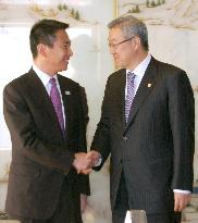 Maehara, S. Korean Foreign Minister Kim
