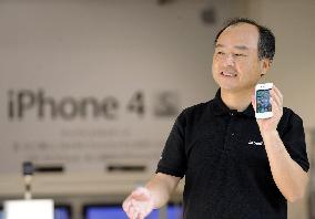 iPhone 4S launched in Japan