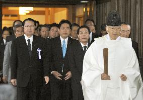 Group of lawmakers visit Yasukuni Shrine