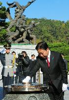 PM Noda visits Seoul national cemetery