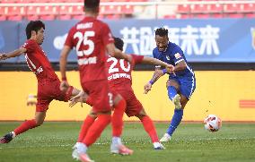 (SP)CHINA-DALIAN-FOOTBALL-CSL-WUHAN THREE TOWNS VS SHANGHAI PORT (CN)