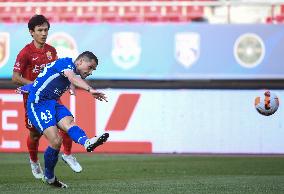 (SP)CHINA-DALIAN-FOOTBALL-CSL-WUHAN THREE TOWNS VS SHANGHAI PORT (CN)