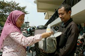 Breast milk couriers help Indonesia's working moms