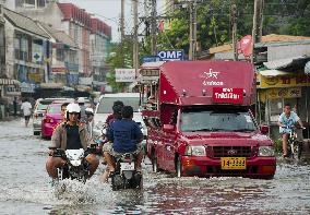 People in flood-hit northern Bangkok