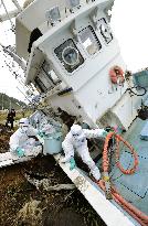 Hiroshima team decontaminates Fukushima boat