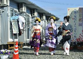 Geisha visit tsunami evacuees