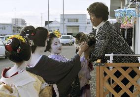 Geisha visit tsunami evacuees