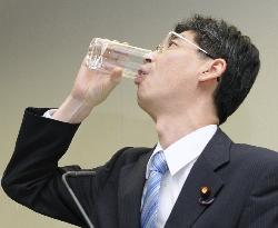 Gov't official drinks Fukushima plant water
