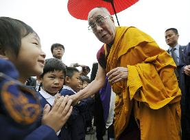 Dalai Lama in tsunami-hit area in Japan